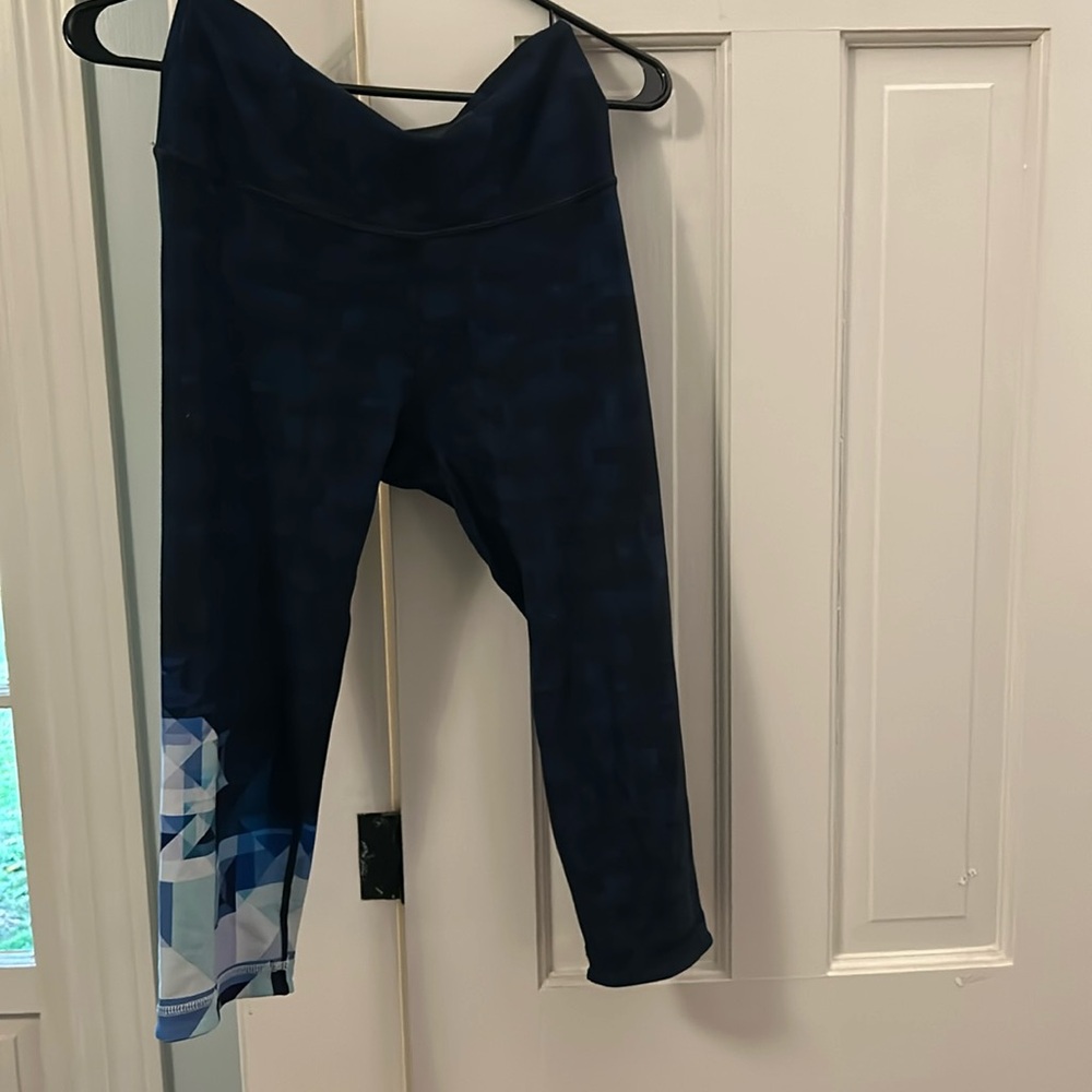 Women’s large Peloton geometric capris